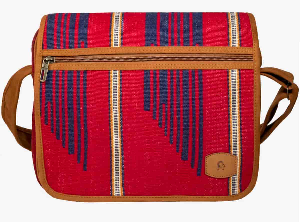 تصویر 4 از کیف گلیمی دستباف با ترکیب نقش های روستایی و پرداخت هنرمندانه